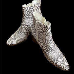 White brown animal print ankle  boots booties the limited Kiki cowgirl sz 6 fall